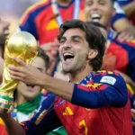 Pemain Spanyol Ferran Torres merayakan kemenangannya dengan trofi setelah memenangkan pertandingan final Piala Dunia