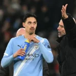 Manajer Manchester City, Pep Guardiola (kanan), berbicara dengan pemainnya, Tijjani Reijnders,
