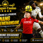 Pemain Real Madrid, Eduardo Camavinga berduel dengan pemain Osasuna, Victor Munoz, dalam pertandingan La Liga.