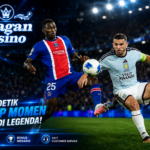 Pemain PSG, Nuno Mendes (kiri), berebut bola dengan pemain Aston Villa, John McGinn, dalam pertandingan UEFA Super Cup di Salzburg, Austria,