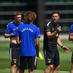 Xabi Alonso memberikan instruksi kepada para pemain Chelsea dalam sesi pra musim