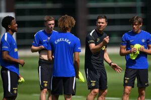 Xabi Alonso memberikan instruksi kepada para pemain Chelsea dalam sesi pra musim