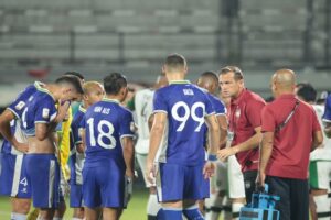 Igor Tolic memberikan instruksi pada pemain Persib Bandung pada laga final Piala Presiden 2026